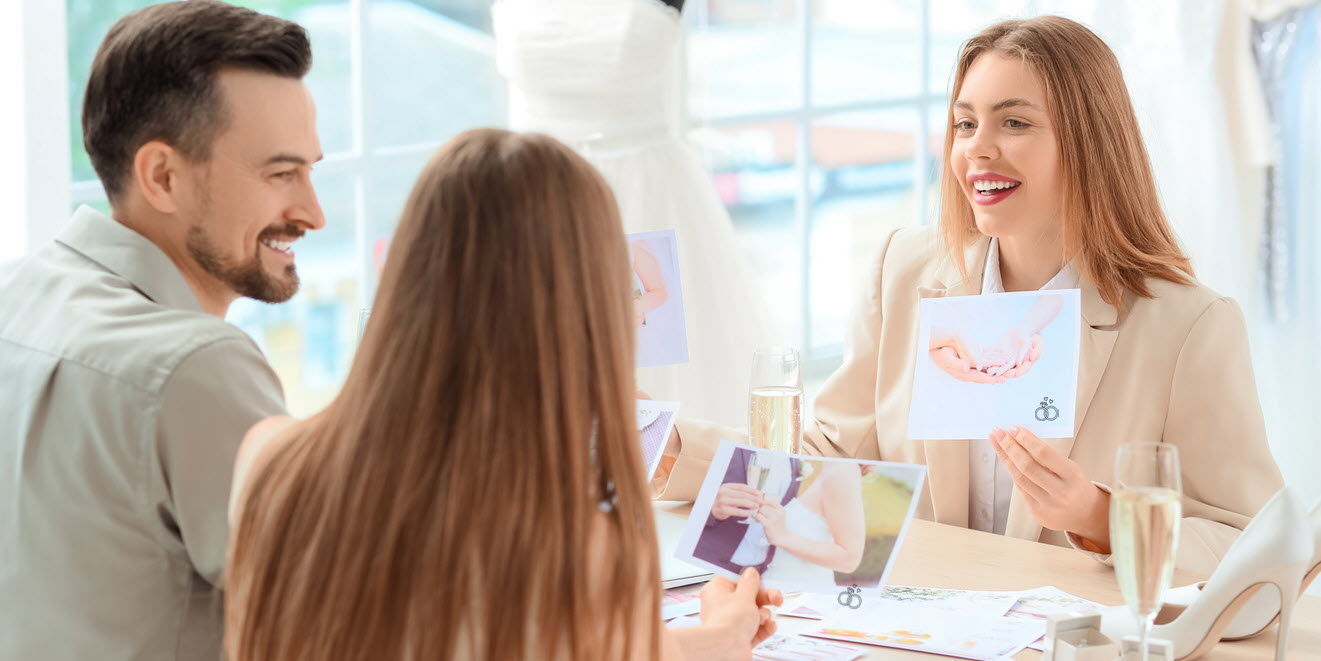 Hochzeitsplanerin im Gespräch mit dem Brautpaar