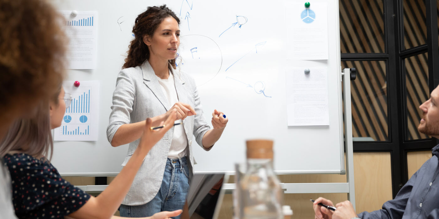 Junge dynamische Managerin mit Leadership-Qualitäten