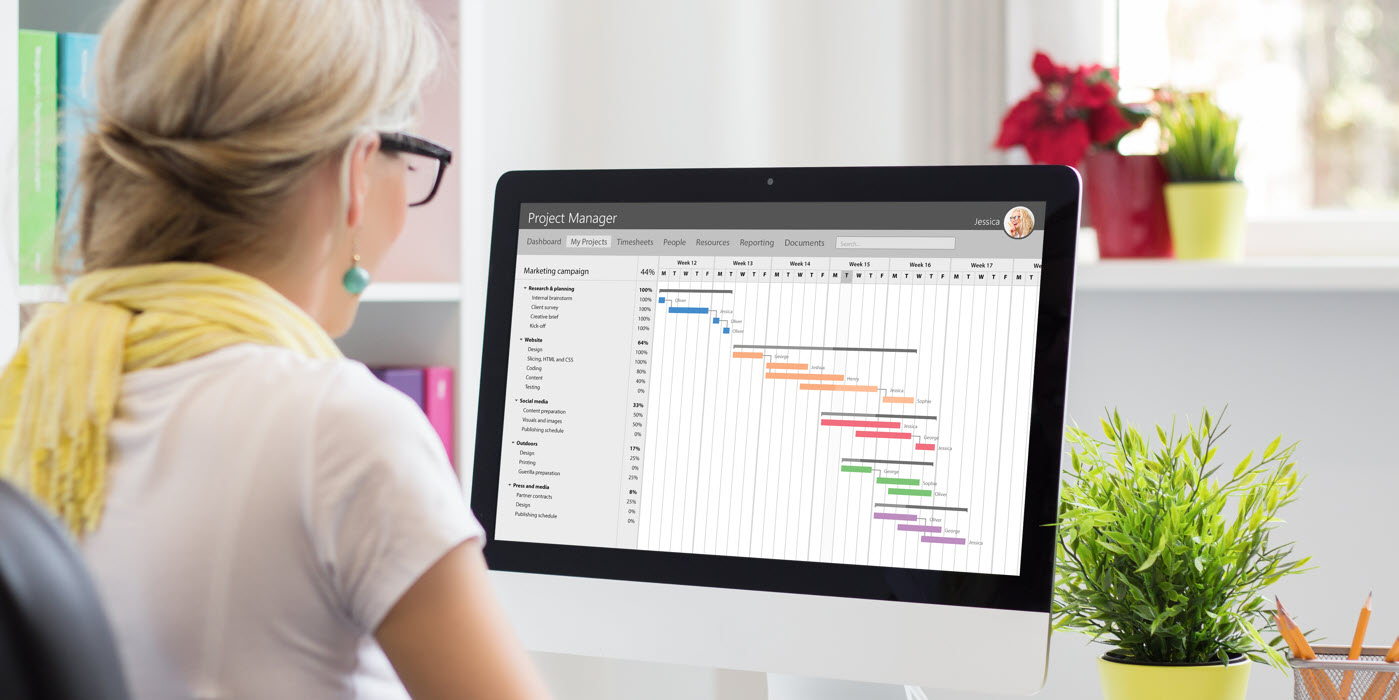 Projektleiterin bei der täglichen Arbeit am PC