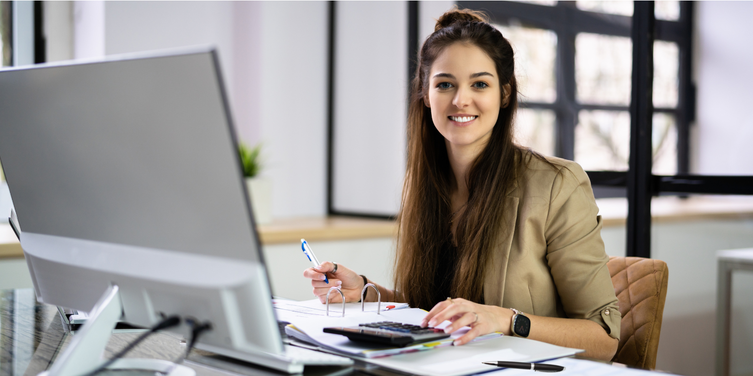 Mitarbeiterin Rechnungswesen an der täglichen Arbeit