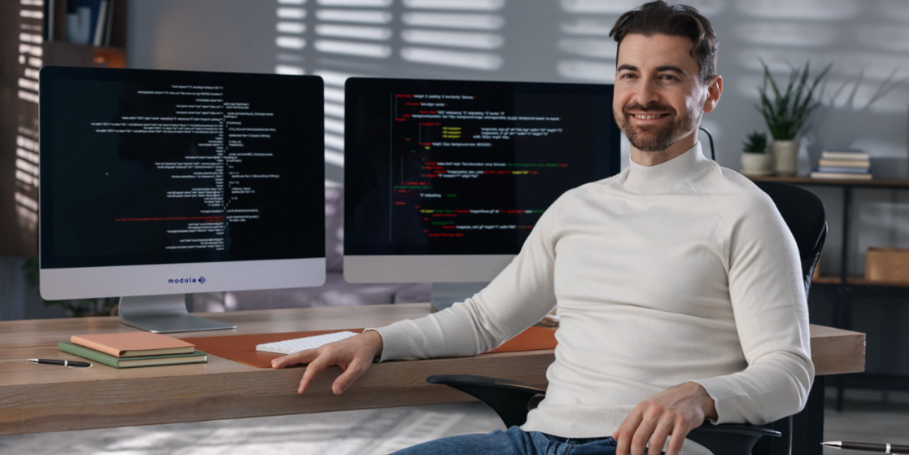 Software-Entwickler an der Arbeit mit zwei Screens