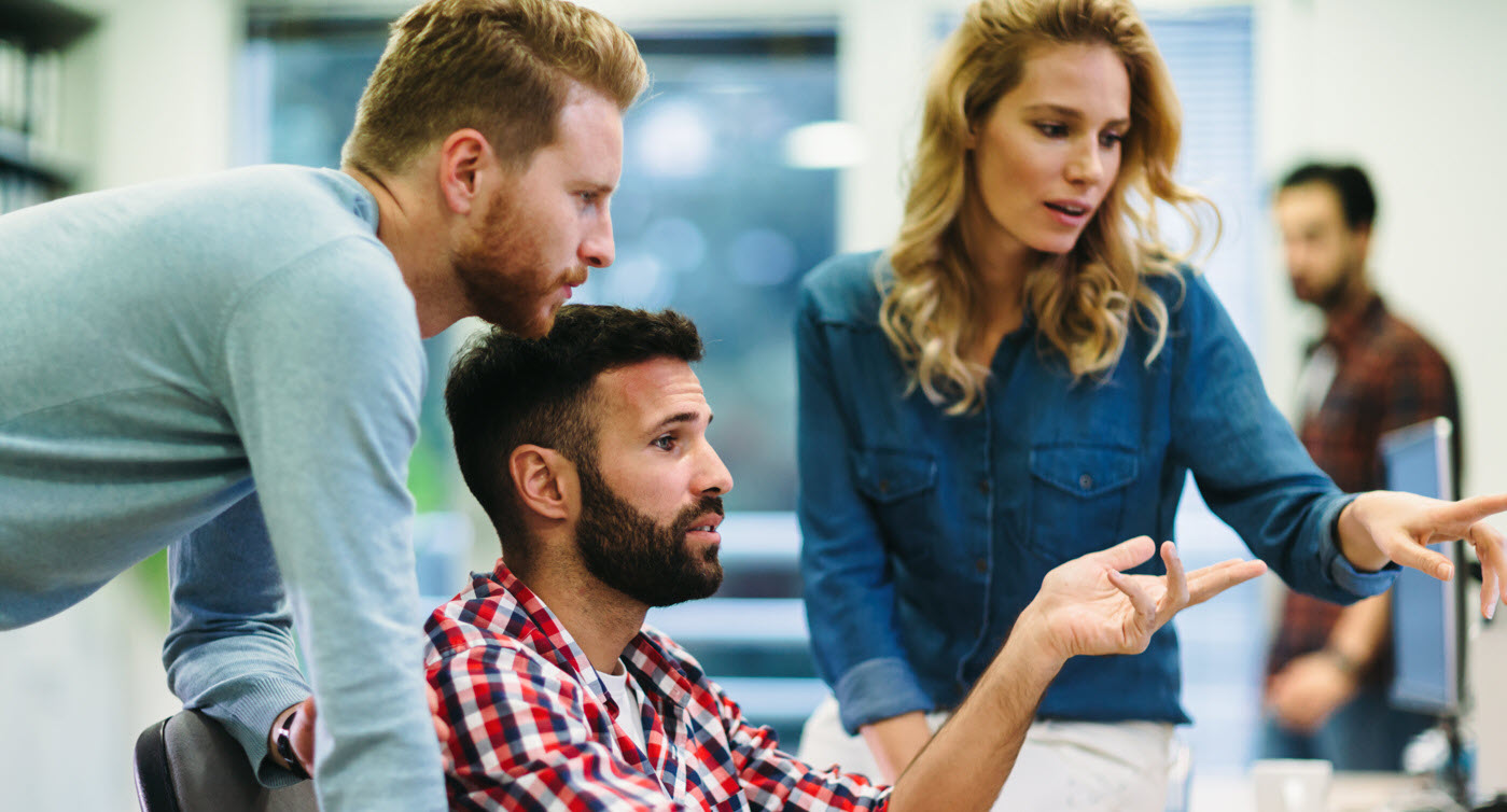 Gruppe von Wirtschaftsinformatikern an der Arbeit