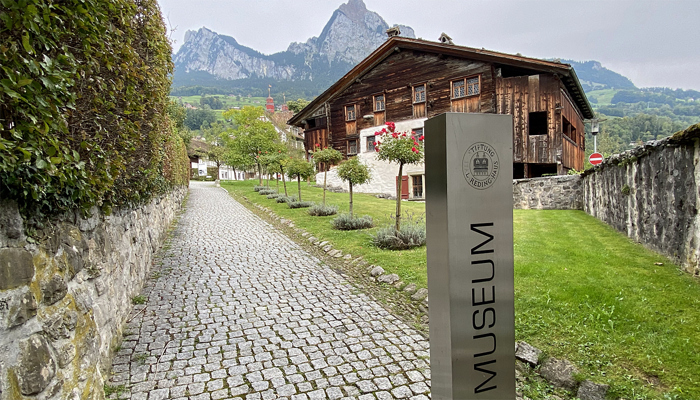 Anfahrt mit dem Auto an Schulen Schwyz und Parkieren auf Hauptplatz
