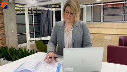 Vorschaubild des Videos «Endlich wissen, was man da tut in der Buchhaltung dank der Ausbildung Sachbearbeiter Rechnungswesen»