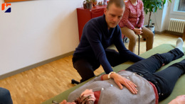 Vorschaubild des Videos «Vom digitalen Arbeitsumfeld in die therapeutische Tätigkeit? Nils über seinen Weg zur Atemtherapie»