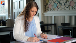 Vorschaubild des Videos «Erster Schritt in das Finanzwesen: Sachbearbeiterin Rechnungswesen / Sachbearbeiter Rechnungswesen»