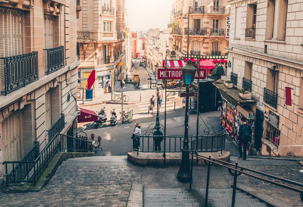 Treppen am Montmartre und Eingang zur Metro