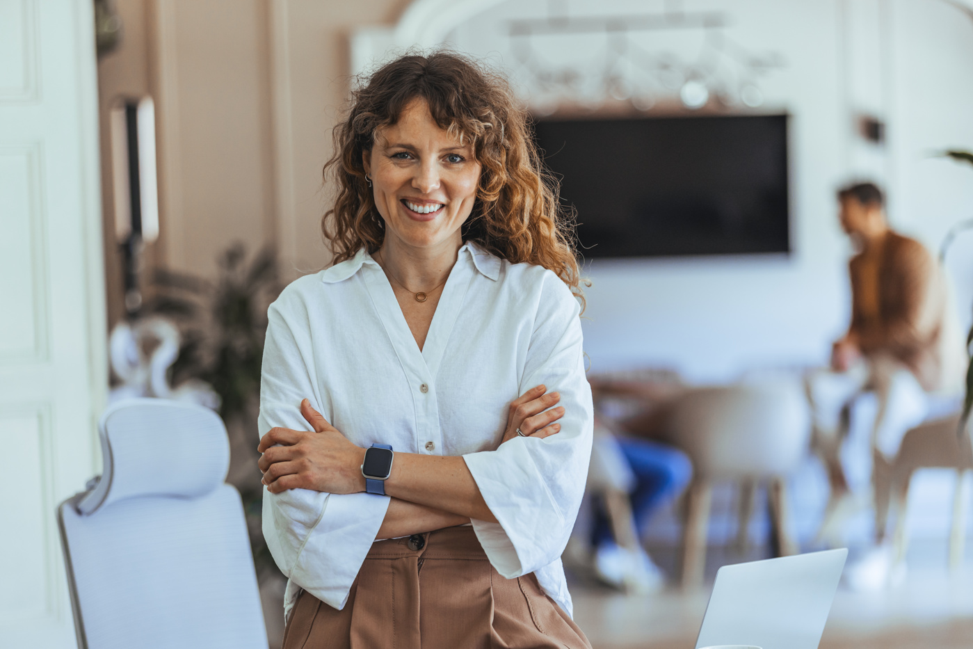 Eine motivierte Teilnehmerin am Persönlichkeitsentwicklung-Seminar auf ihrem Weg zur persönlichen Weiterentwicklung