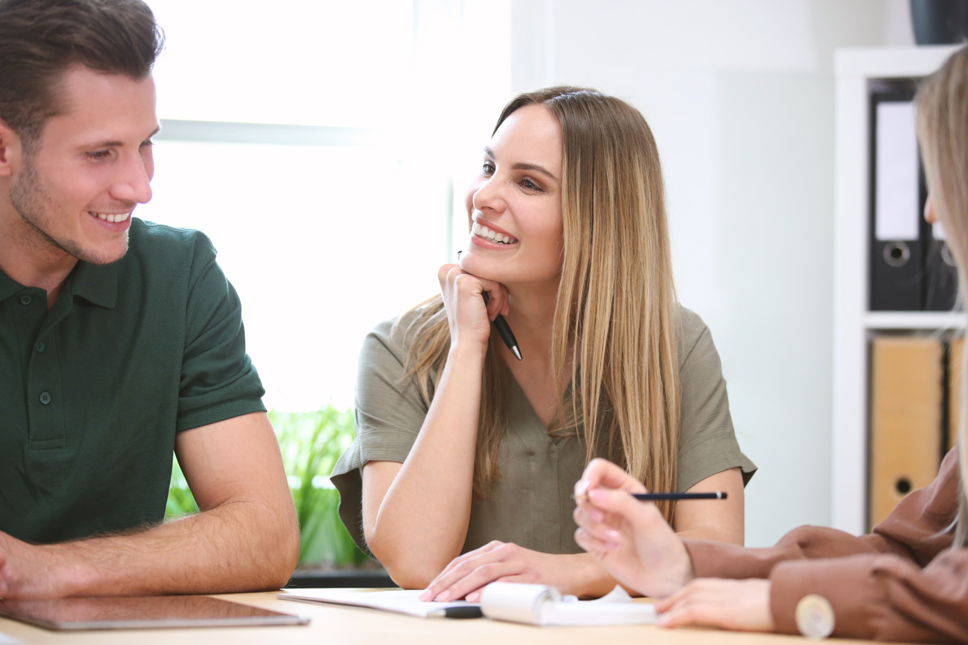 Bei der Berufsmatura für Erwachsene (Berufsmaturität nachholen) tauscht sich Elena aus