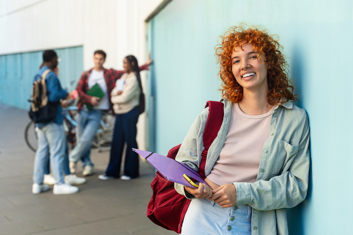 Eine Teilnehmerin von einem Deutschkurs trifft auf Gleichgesinnte und lernt gemeinsam einfacher