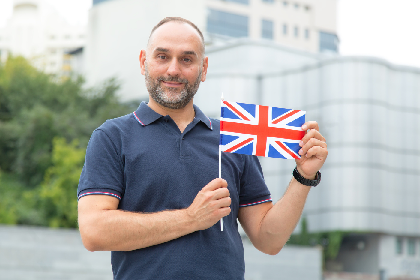 Technik-Englisch-Kurs - ein Mann hält eine Fahne, stellvertretend für Industrie-Englisch in der technischen Ausbildung