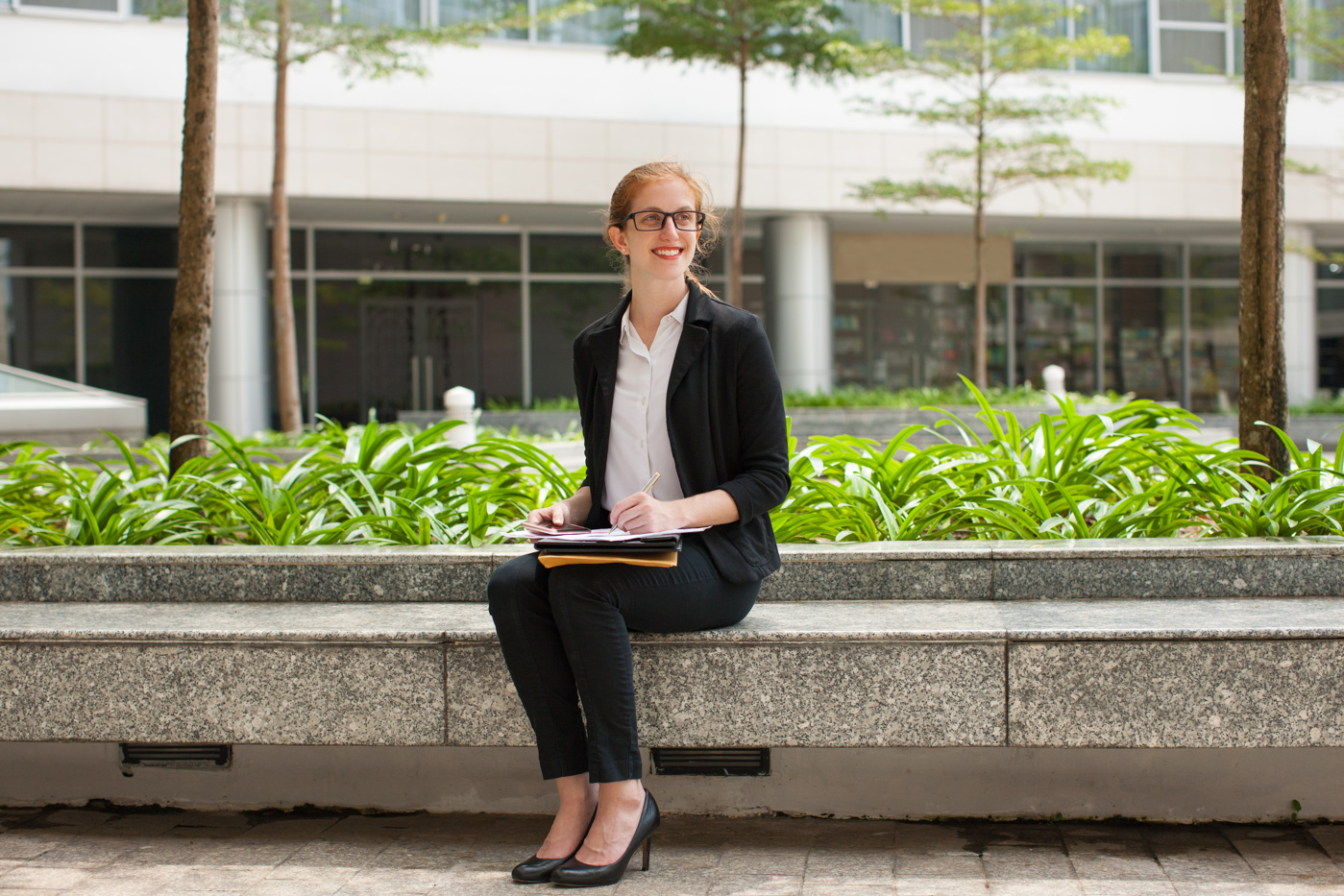 Junge Frau verbessert Englischkenntnisse während Englisch Auslandspraktikum Ausbildung