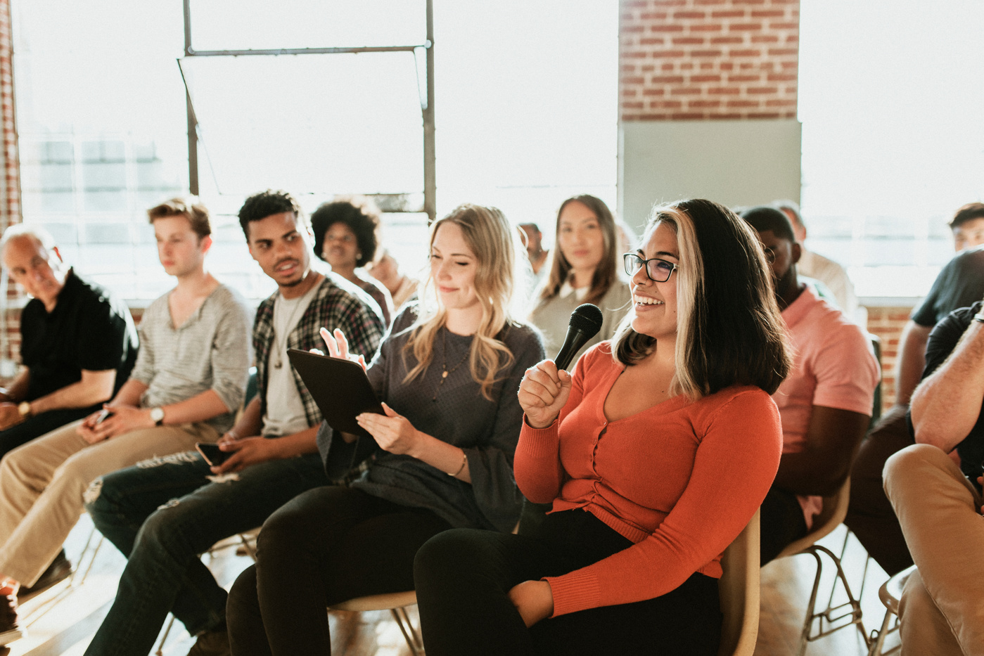 Teilnehmende in einem Resilienz-Seminar lernen Strategien zur Stärkung ihrer psychischen Widerstandskraft