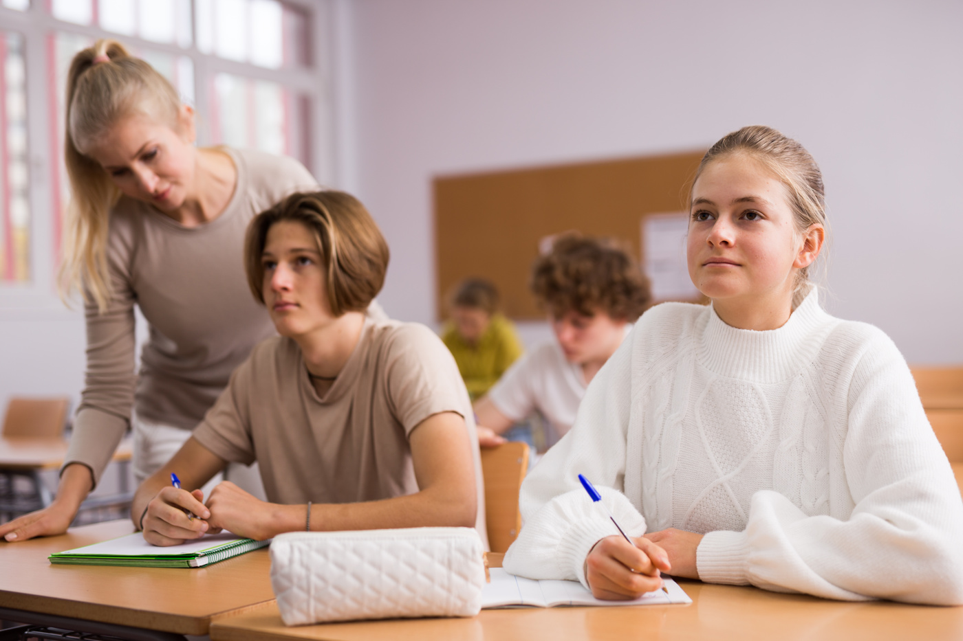 Beim Absolvieren der Deutsch telc-Prüfung kann die Kandidatin auf viel im Kurs erlerntes Wissen zurückgreifen