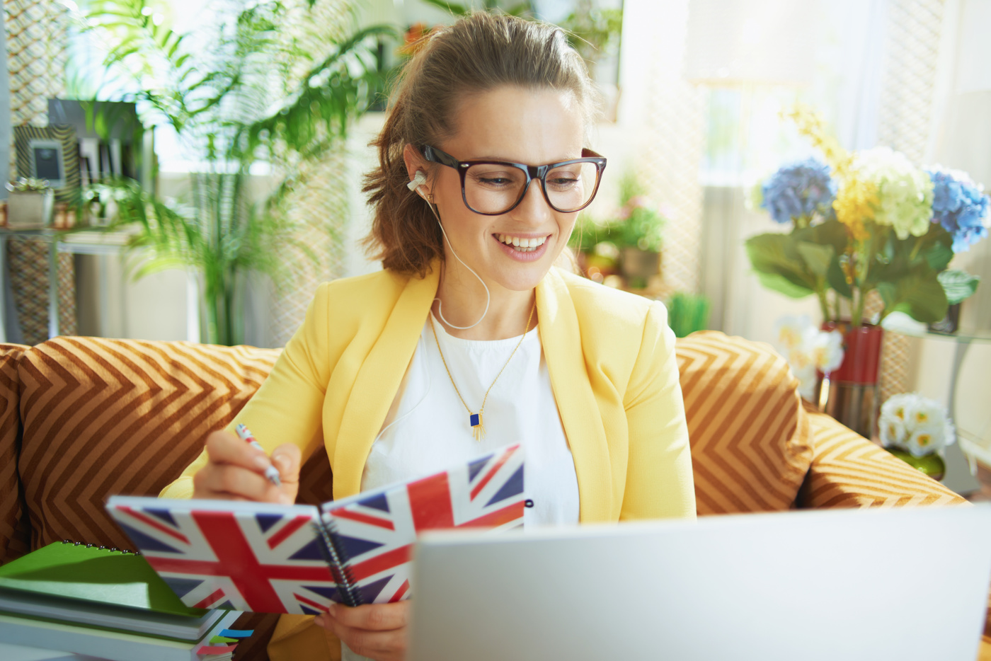 Teilnehmerin übt für den Englisch-Test BULATS (Business Language Testing Service) am Laptop