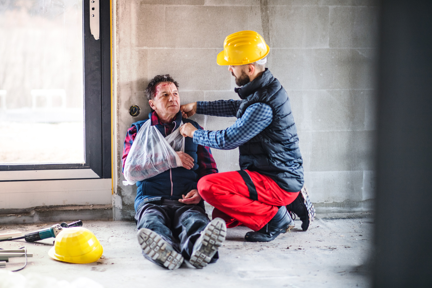 Spezialist Arbeitssicherheit und Gesundheitsschutz bei einem Nothilfeeinsatz am Arbeitsplatz
