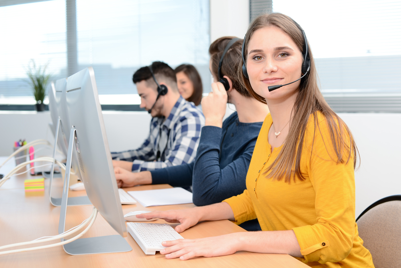 Mitarbeiterin beim Telefontraining während einer Telefonschulung