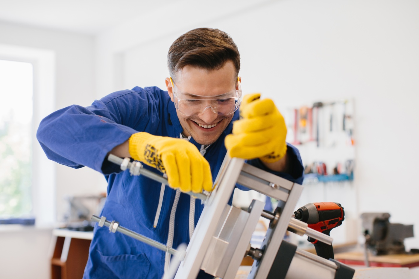 Teilnehmende einer Technik-Weiterbildung in der Industrie erwerben praxisnahes Fachwissen