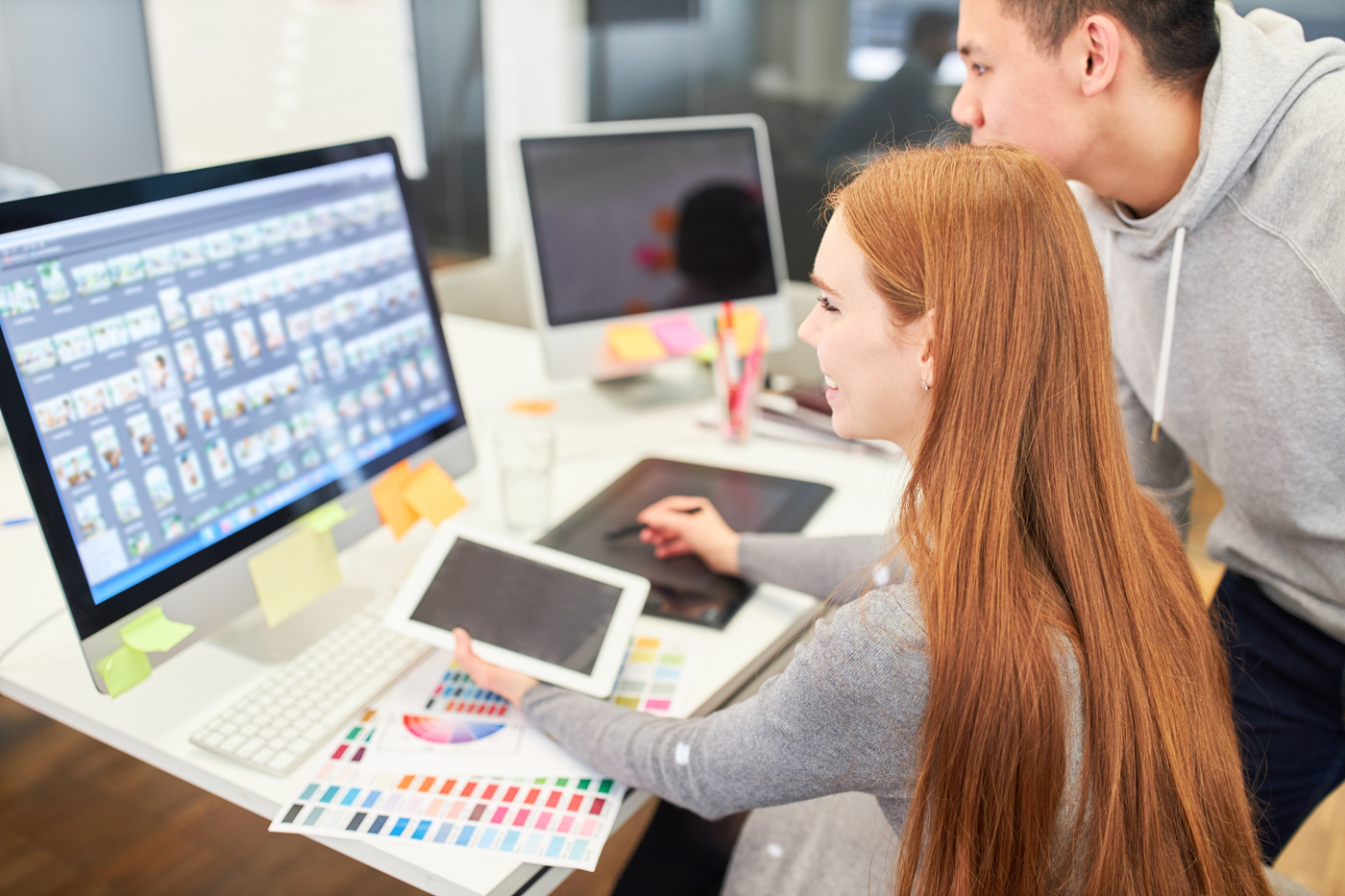 Teilnehmende einer Webdesign-Ausbildung lernen Gestaltung und Programmierung von Websites