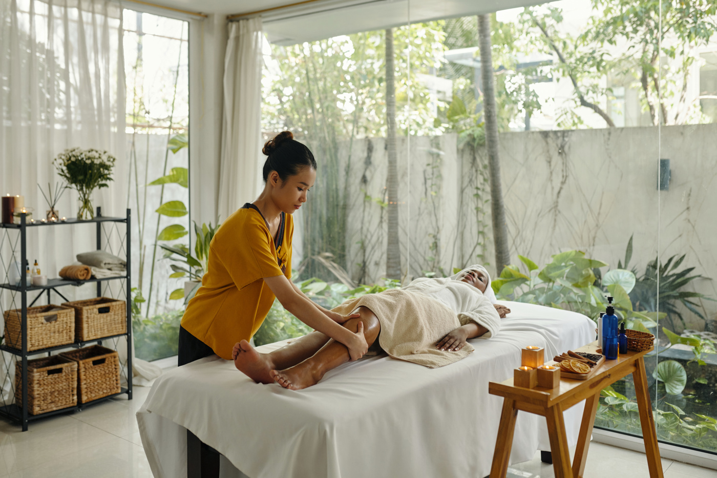 Eine Naturheilpraktikerin behandelt eine Kundin in schöner Atmosphäre nach der aturheilpraktiker-Ausbildung