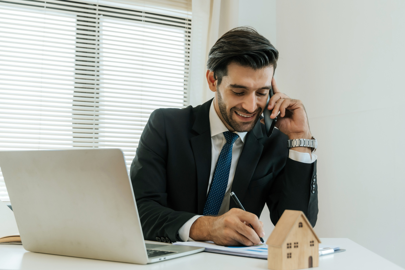 Ein Immobilienmanager berät seinen Kunden beim Kauf eines Einfamilienhauses.