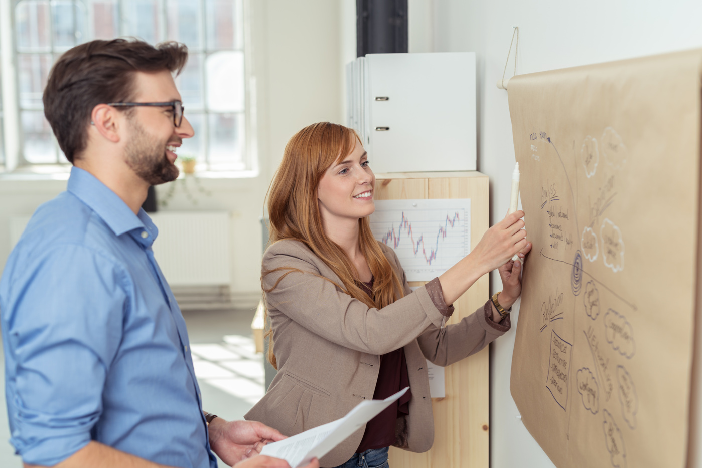 Spezialisten der Organisationsentwicklung arbeiten zusammen an einem Projekt.